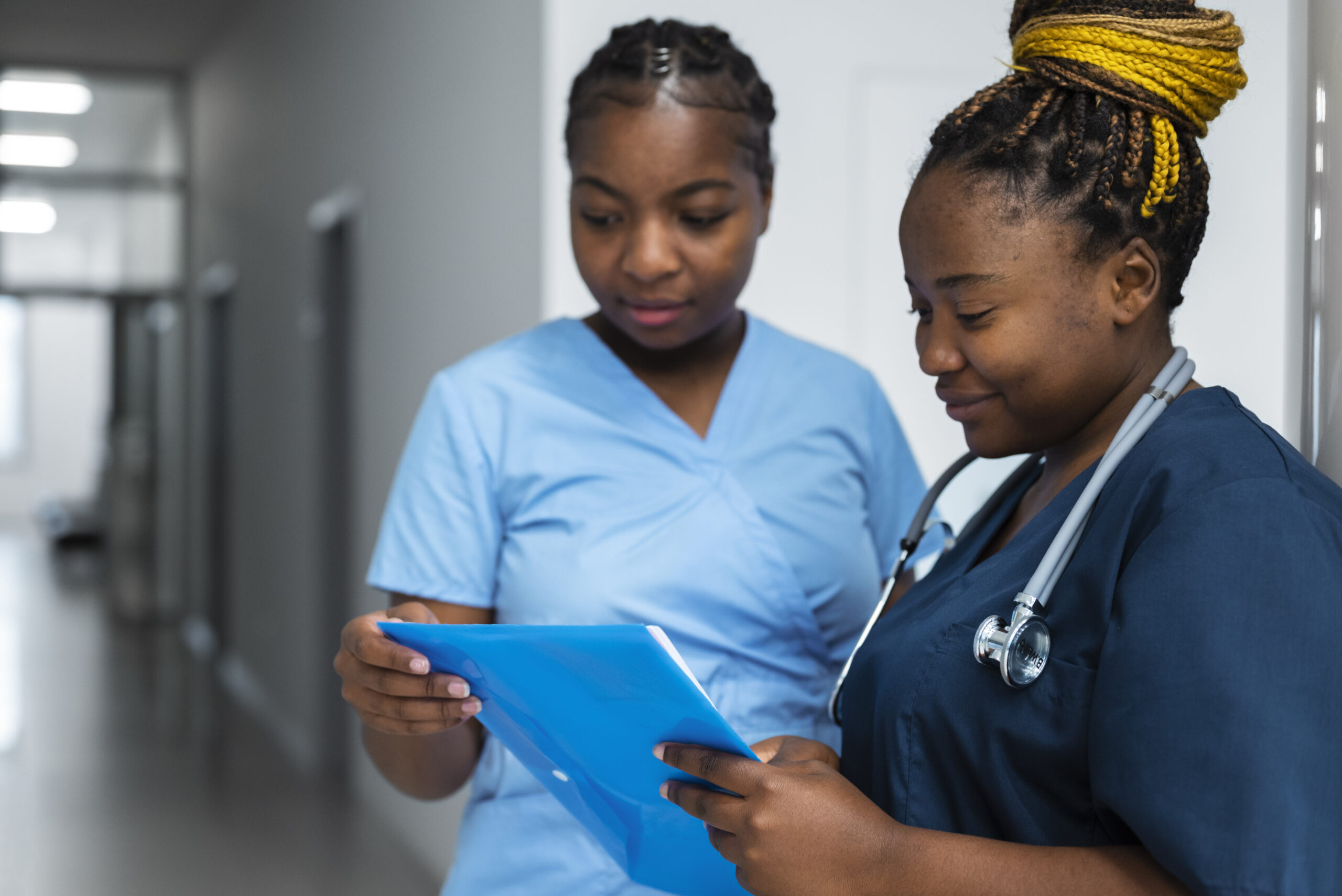 medium-shot-nurses-working-together
